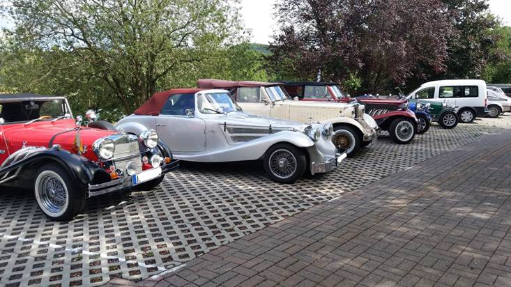 Ein Bild, das drau�en, Baum, Auto, Boden enth�lt.

Automatisch generierte Beschreibung